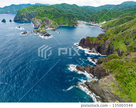 Drone shot of Hirizo Beach. Daikon Island, Aiai Cape, and numerous rocky shores are also visible. Hirizo Beach, Nakagi, Minamiizu Town, Izu Peninsula, Shizuoka Prefecture Drone shot of Hirizo Beach. Daikon Island, Aiai Cape, and numerous rocky shores are also visible. Hirizo Beach, Nakagi, Minamiizu Town, Izu Peninsula, Shizuoka Prefecture 135003549