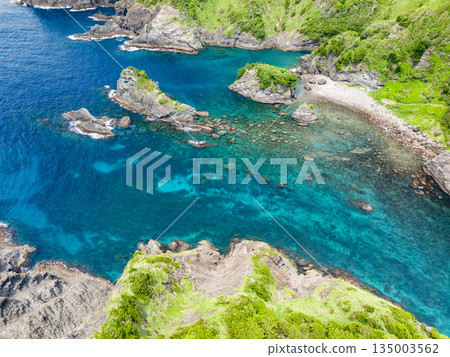 Drone shot of Hirizo Beach. Daikon Island, Aiai Cape, and numerous rocky shores are also visible. Hirizo Beach, Nakagi, Minamiizu Town, Izu Peninsula, Shizuoka Prefecture Drone shot of Hirizo Beach. Daikon Island, Aiai Cape, and numerous rocky shores are also visible. Hirizo Beach, Nakagi, Minamiizu Town, Izu Peninsula, Shizuoka Prefecture 135003562