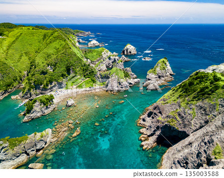無人機拍攝的Hirizo海灘。畫面中還能看到大根島、愛合岬以及眾多岩石海岸。 Hirizo海灘位於靜岡縣伊豆半島南伊豆町中木町。 135003588