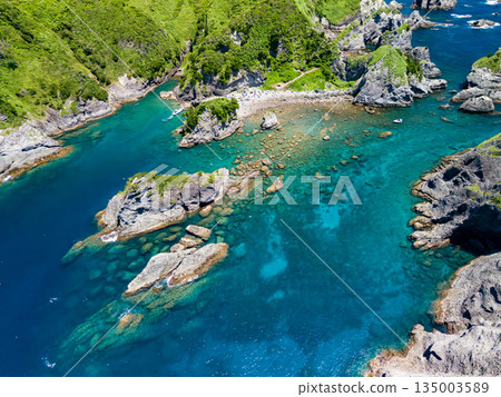 無人機拍攝的Hirizo海灘。畫面中還能看到大根島、愛合岬以及眾多岩石海岸。 Hirizo海灘位於靜岡縣伊豆半島南伊豆町中木町。 135003589