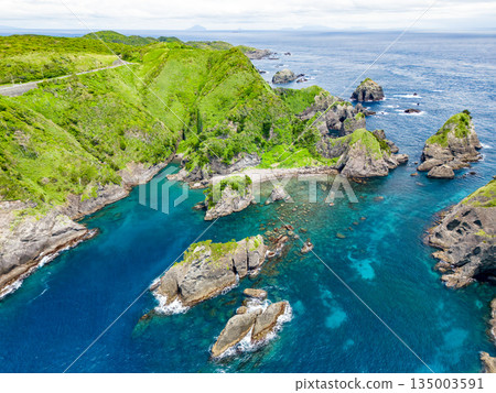 無人機拍攝的Hirizo海灘。畫面中還能看到大根島、愛合岬以及眾多岩石海岸。 Hirizo海灘位於靜岡縣伊豆半島南伊豆町中木町。 無人機拍攝的Hirizo海灘。畫面中還能看到大根島、愛合岬以及眾多岩石海岸。 Hirizo海灘位於靜岡縣伊豆半島南伊豆町中木町。 135003591