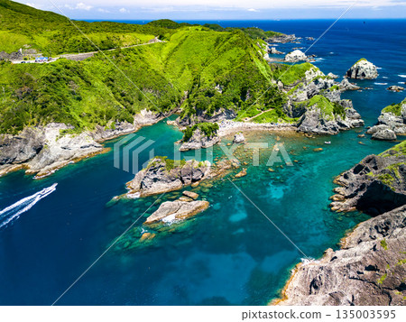 Drone shot of Hirizo Beach. Daikon Island, Aiai Cape, and numerous rocky shores are also visible. Hirizo Beach, Nakagi, Minamiizu Town, Izu Peninsula, Shizuoka Prefecture 135003595