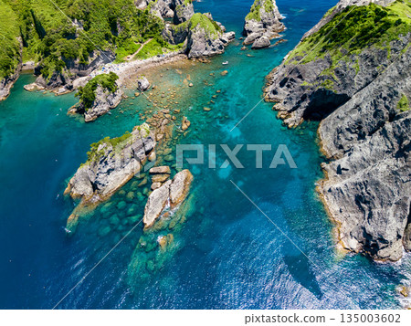 Drone shot of Hirizo Beach. Daikon Island, Aiai Cape, and numerous rocky shores are also visible. Hirizo Beach, Nakagi, Minamiizu Town, Izu Peninsula, Shizuoka Prefecture Drone shot of Hirizo Beach. Daikon Island, Aiai Cape, and numerous rocky shores are also visible. Hirizo Beach, Nakagi, Minamiizu Town, Izu Peninsula, Shizuoka Prefecture 135003602