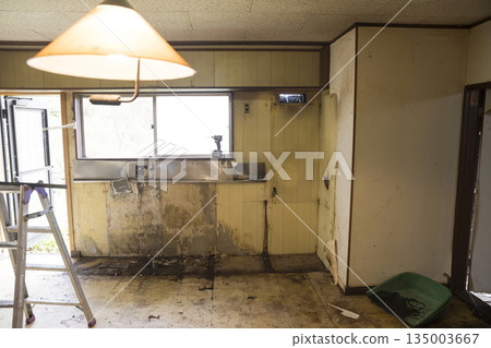 一張老房子廚房拆除的照片 一張老房子廚房拆除的照片 135003667