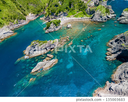 Drone shot of Hirizo Beach. Daikon Island, Aiai Cape, and numerous rocky shores are also visible. Hirizo Beach, Nakagi, Minamiizu Town, Izu Peninsula, Shizuoka Prefecture Drone shot of Hirizo Beach. Daikon Island, Aiai Cape, and numerous rocky shores are also visible. Hirizo Beach, Nakagi, Minamiizu Town, Izu Peninsula, Shizuoka Prefecture 135003683