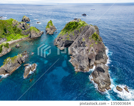 Drone shot of Hirizo Beach. Daikon Island, Aiai Cape, and numerous rocky shores are also visible. Hirizo Beach, Nakagi, Minamiizu Town, Izu Peninsula, Shizuoka Prefecture Drone shot of Hirizo Beach. Daikon Island, Aiai Cape, and numerous rocky shores are also visible. Hirizo Beach, Nakagi, Minamiizu Town, Izu Peninsula, Shizuoka Prefecture 135003684