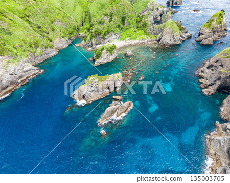 無人機拍攝的Hirizo海灘。畫面中還能看到大根島、愛合岬以及眾多岩石海岸。 Hirizo海灘位於靜岡縣伊豆半島南伊豆町中木町。 無人機拍攝的Hirizo海灘。畫面中還能看到大根島、愛合岬以及眾多岩石海岸。 Hirizo海灘位於靜岡縣伊豆半島南伊豆町中木町。 135003705