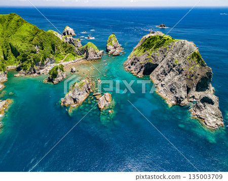 無人機拍攝的Hirizo海灘。畫面中還能看到大根島、愛合岬以及眾多岩石海岸。 Hirizo海灘位於靜岡縣伊豆半島南伊豆町中木町。 135003709