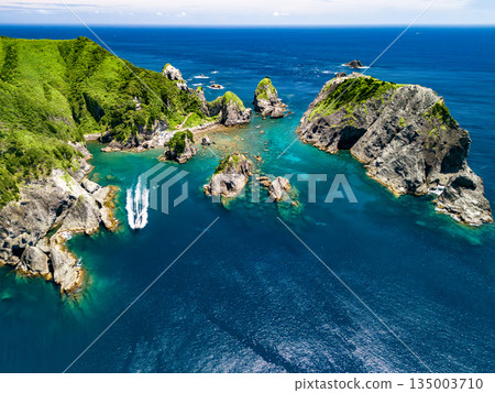 無人機拍攝的Hirizo海灘。畫面中還能看到大根島、愛合岬以及眾多岩石海岸。 Hirizo海灘位於靜岡縣伊豆半島南伊豆町中木町。 135003710