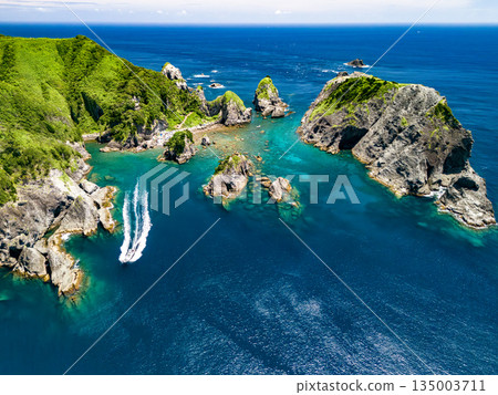 無人機拍攝的Hirizo海灘。畫面中還能看到大根島、愛合岬以及眾多岩石海岸。 Hirizo海灘位於靜岡縣伊豆半島南伊豆町中木町。 135003711