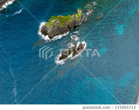 Drone shot of Hirizo Beach. Daikon Island, Aiai Cape, and numerous rocky shores are also visible. Hirizo Beach, Nakagi, Minamiizu Town, Izu Peninsula, Shizuoka Prefecture Drone shot of Hirizo Beach. Daikon Island, Aiai Cape, and numerous rocky shores are also visible. Hirizo Beach, Nakagi, Minamiizu Town, Izu Peninsula, Shizuoka Prefecture 135003713