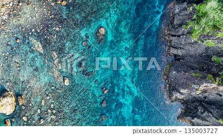無人機拍攝的Hirizo海灘。畫面中還能看到大根島、愛合岬以及眾多岩石海岸。 Hirizo海灘位於靜岡縣伊豆半島南伊豆町中木町。 無人機拍攝的Hirizo海灘。畫面中還能看到大根島、愛合岬以及眾多岩石海岸。 Hirizo海灘位於靜岡縣伊豆半島南伊豆町中木町。 135003727