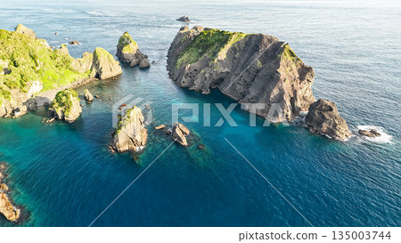 Drone shot of Hirizo Beach. Daikon Island, Aiai Cape, and numerous rocky shores are also visible. Hirizo Beach, Nakagi, Minamiizu Town, Izu Peninsula, Shizuoka Prefecture Drone shot of Hirizo Beach. Daikon Island, Aiai Cape, and numerous rocky shores are also visible. Hirizo Beach, Nakagi, Minamiizu Town, Izu Peninsula, Shizuoka Prefecture 135003744