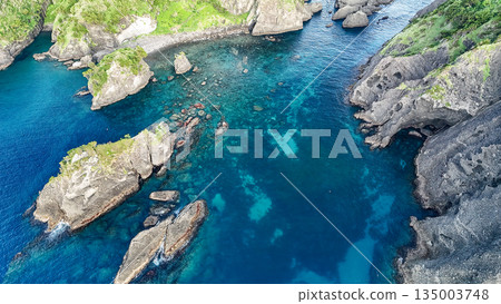 Drone shot of Hirizo Beach. Daikon Island, Aiai Cape, and numerous rocky shores are also visible. Hirizo Beach, Nakagi, Minamiizu Town, Izu Peninsula, Shizuoka Prefecture Drone shot of Hirizo Beach. Daikon Island, Aiai Cape, and numerous rocky shores are also visible. Hirizo Beach, Nakagi, Minamiizu Town, Izu Peninsula, Shizuoka Prefecture 135003748