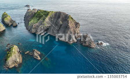 Drone shot of Hirizo Beach. Daikon Island, Aiai Cape, and numerous rocky shores are also visible. Hirizo Beach, Nakagi, Minamiizu Town, Izu Peninsula, Shizuoka Prefecture 135003754