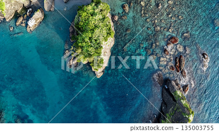 Drone shot of Hirizo Beach. Daikon Island, Aiai Cape, and numerous rocky shores are also visible. Hirizo Beach, Nakagi, Minamiizu Town, Izu Peninsula, Shizuoka Prefecture 135003755