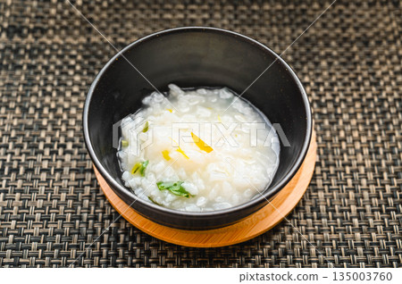 黑色碗裡的粥 135003760