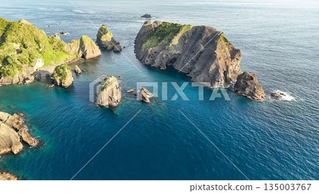 Drone shot of Hirizo Beach. Daikon Island, Aiai Cape, and numerous rocky shores are also visible. Hirizo Beach, Nakagi, Minamiizu Town, Izu Peninsula, Shizuoka Prefecture Drone shot of Hirizo Beach. Daikon Island, Aiai Cape, and numerous rocky shores are also visible. Hirizo Beach, Nakagi, Minamiizu Town, Izu Peninsula, Shizuoka Prefecture 135003767