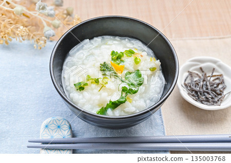黑碗盛裝七味藥材米粥 135003768
