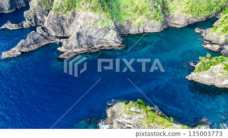 Drone shot of Hirizo Beach. Daikon Island, Aiai Cape, and numerous rocky shores are also visible. Hirizo Beach, Nakagi, Minamiizu Town, Izu Peninsula, Shizuoka Prefecture Drone shot of Hirizo Beach. Daikon Island, Aiai Cape, and numerous rocky shores are also visible. Hirizo Beach, Nakagi, Minamiizu Town, Izu Peninsula, Shizuoka Prefecture 135003773
