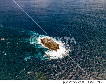 無人機拍攝的勝尾島景色，這裡是日本頂級的岩釣勝尾島之一，擁有絕佳的岩石海岸線。地址：靜岡縣伊豆半島南伊豆町中木郡平枝濱 135003936