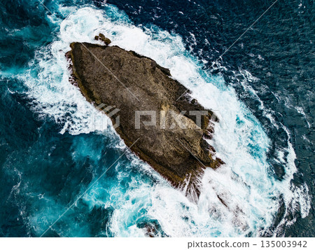 Drone footage of Katsuo Island, one of Japan's top rock fishing spots, with its top-class rocky shoreline. Hirizohama, Nakagi, Minamiizu Town, Izu Peninsula, Shizuoka Prefecture 135003942
