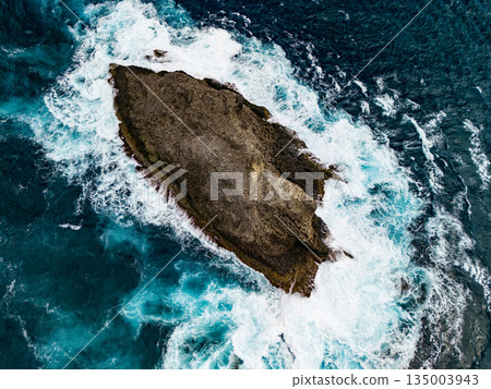 Drone footage of Katsuo Island, one of Japan's top rock fishing spots, with its top-class rocky shoreline. Hirizohama, Nakagi, Minamiizu Town, Izu Peninsula, Shizuoka Prefecture 135003943
