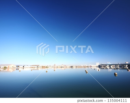 The sea is clear! 135004111