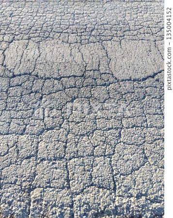冬日夕陽下,一條老龜裂的農場小路。 冬日夕陽下,一條老龜裂的農場小路。 135004152