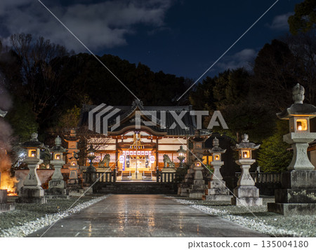 元旦：神社大門深夜開放 135004180