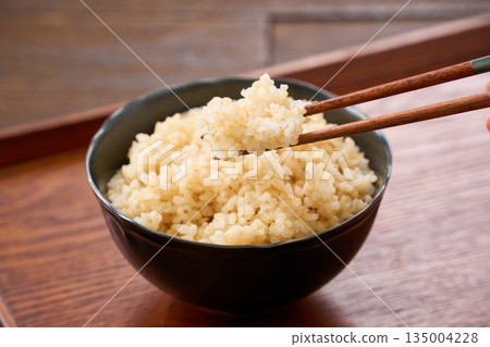 Brown rice served in a bowl 135004228