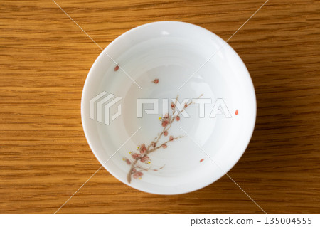 從上方看的台灣茶碗和中國茶碗（有梅花圖案） 135004555