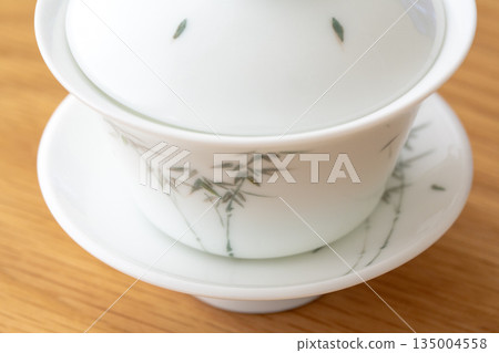 台灣和中國茶用帶蓋茶碗，俯視圖（飾有竹子和竹葉圖案） 135004558