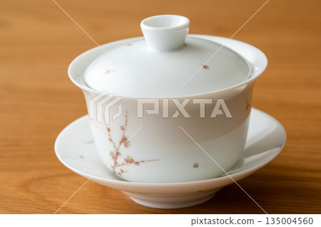 台灣和中國茶用帶蓋茶碗的側面視圖（梅花圖案） 135004560
