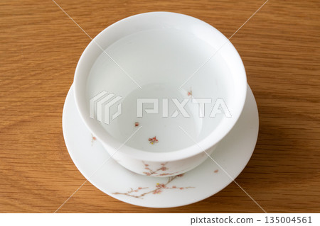 從上方看的台灣茶碗和中國茶碗（有梅花圖案） 135004561