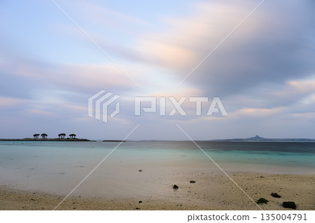 美麗的沿海日落,沖繩風景,碧色海灘 美麗的沿海日落,沖繩風景,碧色海灘 135004791