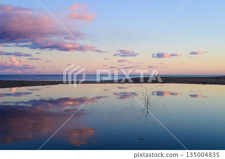 美麗的海岸日落景色 美麗的海岸日落景色 135004835