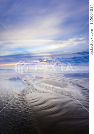 美麗的海岸黎明日出景色 135004854