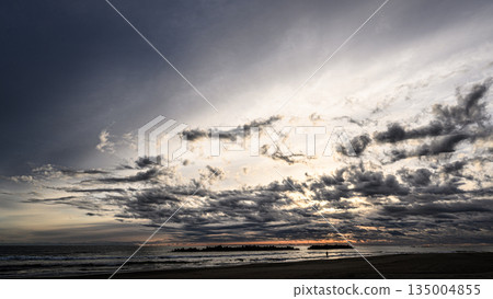 美麗的海岸黎明日出景色 135004855