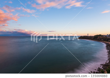 美麗的海岸日落景色 135004860