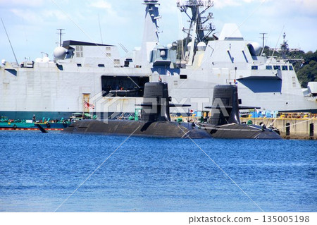 在軍事港口橫須賀......一艘保護日本免受海上襲擊的潛艇 135005198