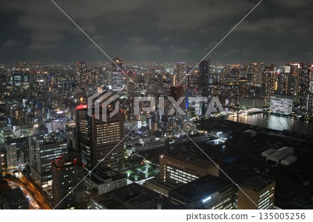 從摩天大樓欣賞東京夜景 135005256