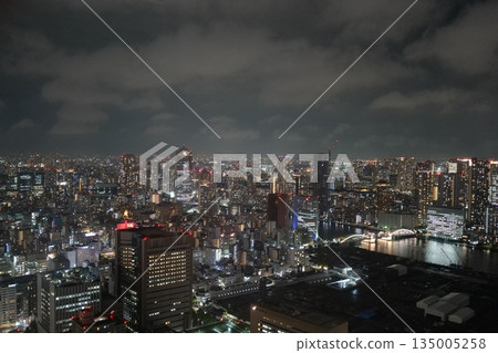 從摩天大樓欣賞東京夜景 135005258