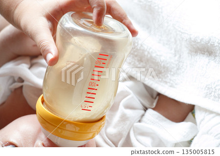 一張幼兒照顧嬰兒的圖片，嬰兒奶瓶，嬰兒 135005815