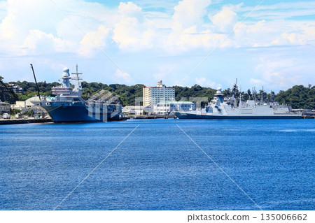 它還具備兩棲登陸艦的功能…義大利海軍的輕型航空母艦「加富爾號」和護衛艦「阿爾皮諾號」號 135006662