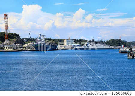 它還具備兩棲登陸艦的功能…義大利海軍的輕型航空母艦「加富爾號」和護衛艦「阿爾皮諾號」號 135006663