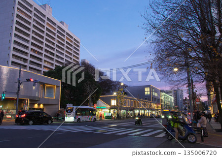 年末黃昏的外苑西通（廣橋十字路口）。城市景觀（2025 年 12 月） 135006720