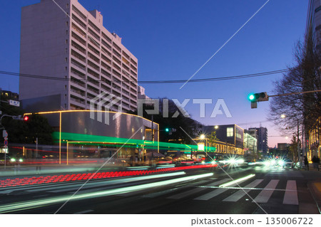 Gaien Nishi Dori Street (Hiroobashi intersection) at dusk at the end of the year. Cityscape (December 2025) Gaien Nishi Dori Street (Hiroobashi intersection) at dusk at the end of the year. Cityscape (December 2025) 135006722