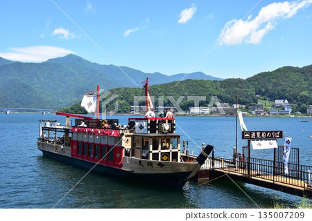 富士河口湖町:河口湖與河口湖遊覽船天晴碼頭與天晴與夏日的天空 富士河口湖町:河口湖與河口湖遊覽船天晴碼頭與天晴與夏日的天空 135007209