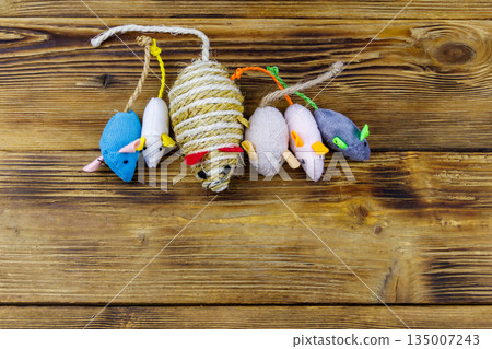 Set of mouses toys for cat on wooden background. Top view, copy space 135007243